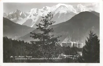 Sancellemoz (P.L. Dubuisson, arq. D.P.L.G.) e o Mont-Blanco — vista panorâmica com edifício e montanhas nevadas