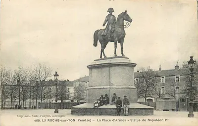 LA ROCHE-sur-YON (Vendée) — A Praça das Armas — Estátua de Napoleão I