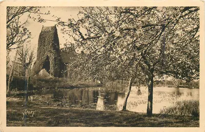 Torre da Igreja de Sainte-Croix-sur-Mer — vista primaveril — J. Yvon