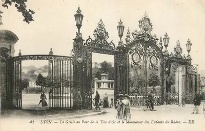 LYON — A Grade no Parque da Cabeça de Ouro e o Monumento às Crianças do Reno — XX.