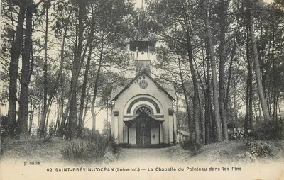 Saint-Brévin-l'Œcéan (Loire-Inf.) — A Capela do Pointeau entre os Pinheiros