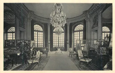 Interior de um salão luxuoso — castelo ou palácio — editor não identificado