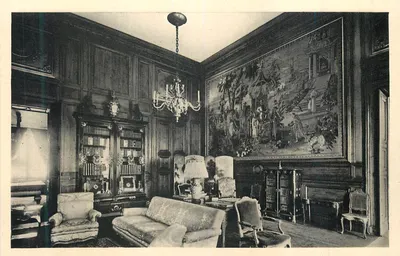 Sala de jantar ricamente decorada — interior de um castelo ou residência aristocrática — editor não visível