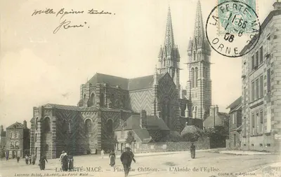 La Ferté-Macé — Praça do Castelo — A Abside da Igreja