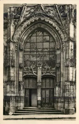 Portal gótico da igreja — detalhe arquitetônico — C.A.P. n° 146