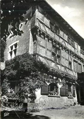 Maison à colombages — vue de face — Cáp