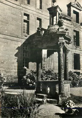 Fonte com colunas — jardim do castelo — editor não visível