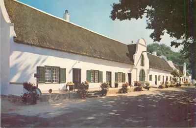 Casa de campo com telhado de colmo — África do Sul — editor não identificado