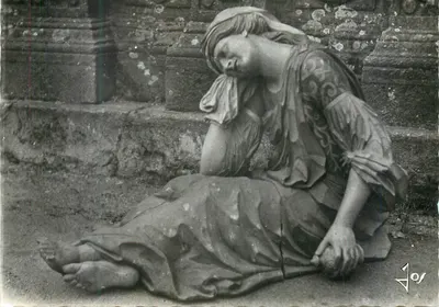 Estátua de mulher sentada — detalhes escultóricos — Joy (editor) n° 107