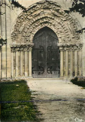 Portal da Igreja — detalhes escultóricos — editor Cim