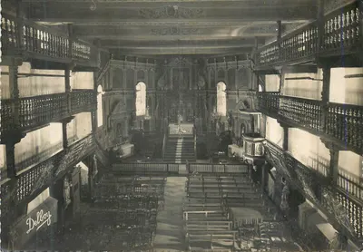 Interior de uma igreja — balcões em madeira esculpida — editor Dellborg