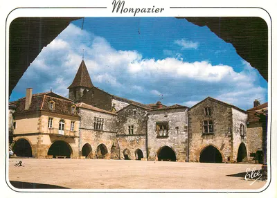 Monpazier — vista da praça com a torre da igreja — Editor Elcé