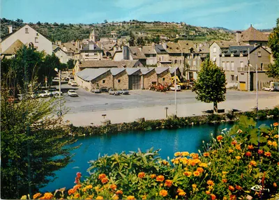Vila de Saint-Étienne-de-Baïgorry — vista sobre o curso d'água e os edifícios — editor não visível