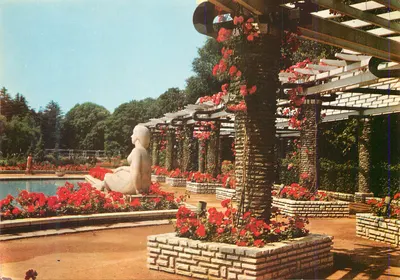 Jardim Botânico — estátua de mulher deitada — rosas vermelhas e pergola — editor não visível