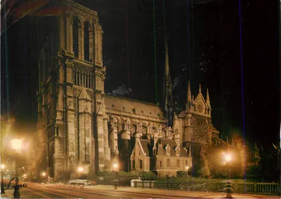Notre-Dame de Paris — vista noturna — editor desconhecido, número de série ilegível