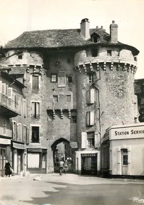 Porta da cidade — vista de rua com torre medieval — editor Cim