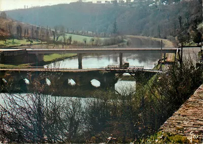 Ponte sobre a Dordogne — vista com ponte moderna acima — Jor