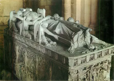 Tumba esculpida da catedral — detalhes da cena fúnebre — editor não visível