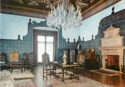 Sala de jantar decorada com azulejos azuis — Castelo de Pau — Editor não identificado