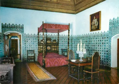 Quarto com cama de baldaquino — decoração com azulejos azuis — editor não visível