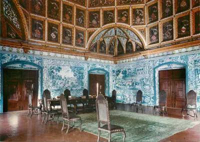 Sala de jantar do Palácio de Sintra — decoração de azulejos azuis e teto com brasões — editor não identificado