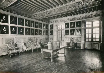 Sala de jantar do castelo de Château-Gaillard — retratos de nobres — editor não visível