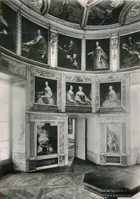 Sala circular decorada com retratos — Museu da Coroa da França — Paris