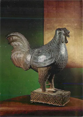 Estátua de galinha em metal — detalhe gravado — editor não visível