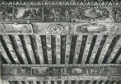Teto decorado — interior de um edifício histórico — editor não identificado