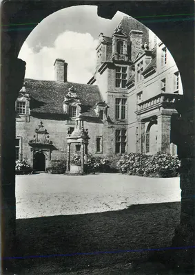 Castelo de La Motte — vista do jardim através de um arco — editor desconhecido