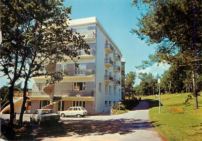 Hotel de la Forêt — edifício moderno com varandas — editor não visível