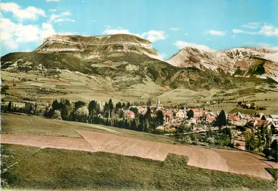 Vila na vales — montanhas no fundo — editor ilegível