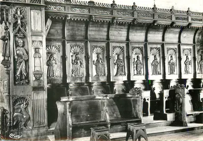 Interior de uma igreja — retábulo em madeira esculpida — Cim