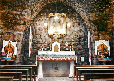 Interior de uma capela subterrânea — altar e retábulos — editor não legível