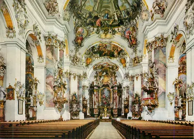 Interior de uma igreja barroca — decorações pintadas e esculturas — editor não visível