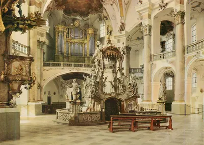 Interior da igreja barroca — órgão e altar esculpido — editor não visível