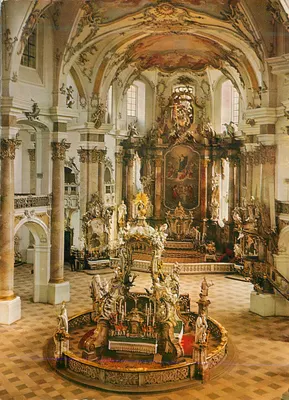 Interior da igreja barroca — detalhes arquitetônicos e altar central — editor não visível