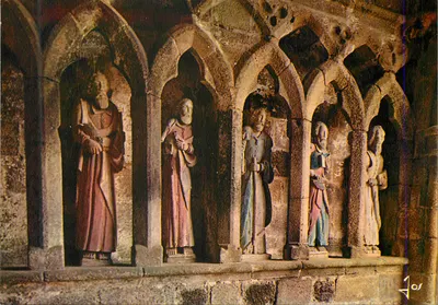 Estátuas de santos em um claustro gótico — Jos