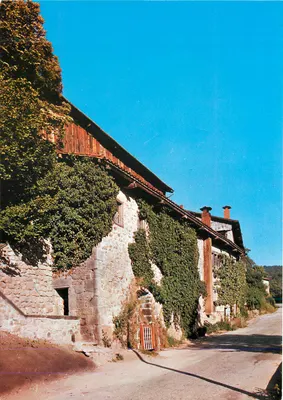 Vila pitoresca — casa de pedra coberta de musgo — editor não visível