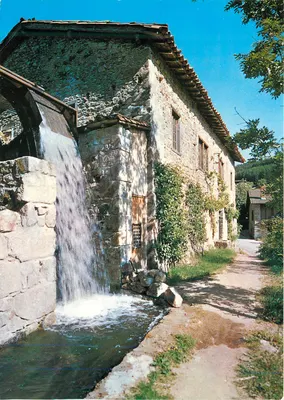 Moinho de água — aldeia provençal — editor não visível