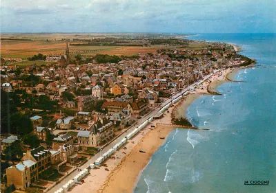 A Cigogne — Vista aérea da cidade e de sua praia — Editor La Cigogne
