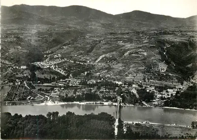 Vista aérea de Sainte-Croix-sur-Mer — ponte sobre o rio — editor não identificado