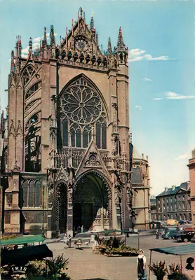 Catedral Nossa Senhora de Estrasburgo — vista da fachada — editor IRIS