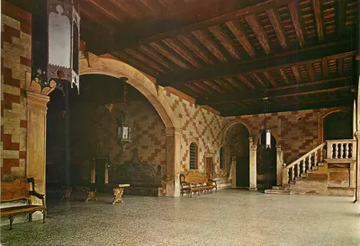 Interior de um salão histórico — paredes com azulejos vermelhos e brancos, teto de madeira — editor desconhecido