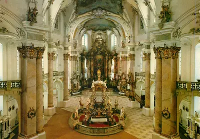 Interior da igreja barroca — detalhes arquitetônicos e decorativos — editor não identificável