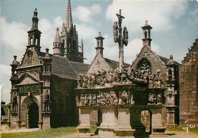 Igreja de Santa Cruz de Sainte-Croix-sur-Mer — cruz de cemitério esculpida — Jos