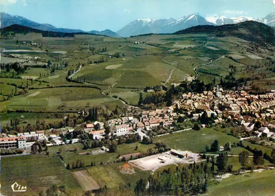 Vista aérea de Saint-Étienne-de-Cuines — editor VIM, número de série não legível