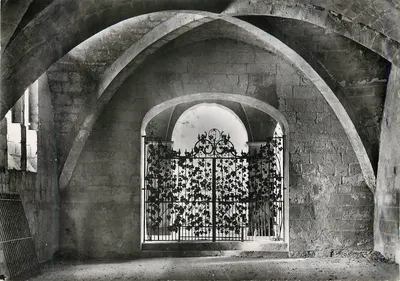 Interior de um convento — arcadas e grade decorada — editor desconhecido