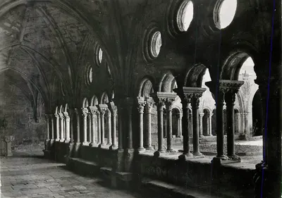 Interior da abadia de Santa Maria de Alençon — nave e capitéis — fototipia