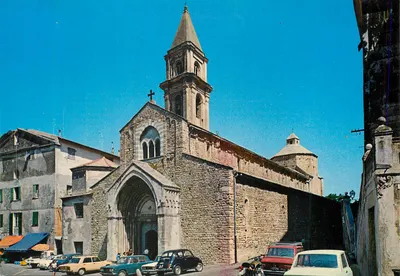 Igreja de São Martinho de Saint-Martin-du-Tertre — vista do edifício com seu campanário e abside — editor desconhecido